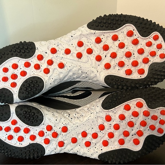 Nike Gray and Black Sneakers with Dynamic Lacing and Breathable Mesh - Picture 8 of 8